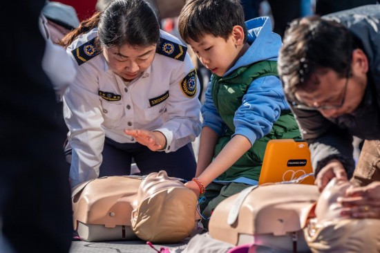 云南省急救中心的醫(yī)師講授心肺復(fù)蘇方法技巧。新華社記者 胡超 攝