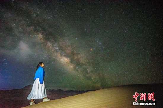 圖為6月20日晚，游客在西藏阿里暗夜公園與銀河“合影”。曹枝清 攝