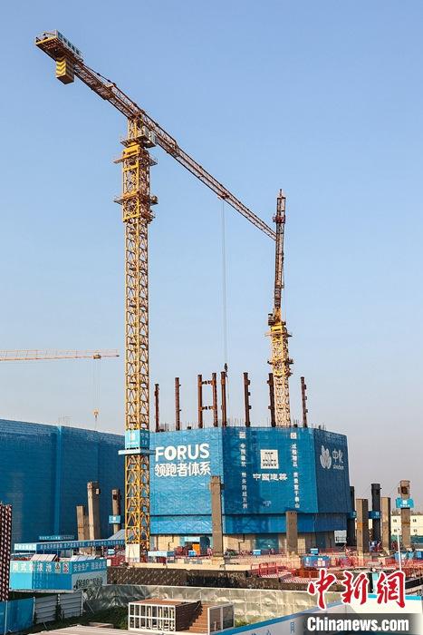 從完成頂層設(shè)計(jì)到如火如荼大規(guī)模建設(shè)，六年來，雄安新區(qū)如春天的竹子一般拔節(jié)生長，這座承載千年大計(jì)的“未來之城”已雄姿初顯。從“一張白紙”開始著墨，如今的雄安新區(qū)已是濃墨重彩的“山水畫”。<a target='_blank' href='/'>中新社</a>記者近日走訪了雄安新區(qū)多地，從“藍(lán)綠金”三色感受這座“未來之城”的巨大變化。圖為7月19日，河北雄安新區(qū)，中國中化總部基地項(xiàng)目施工現(xiàn)場。 <a target='_blank' href='/'>中新社</a>記者 易海菲 攝