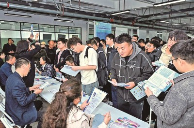 2024年3月，在蘭州大學2024屆畢業(yè)生大型春季綜合雙選會現(xiàn)場，青年學子踴躍報名西部用人單位。 蘭州大學供圖