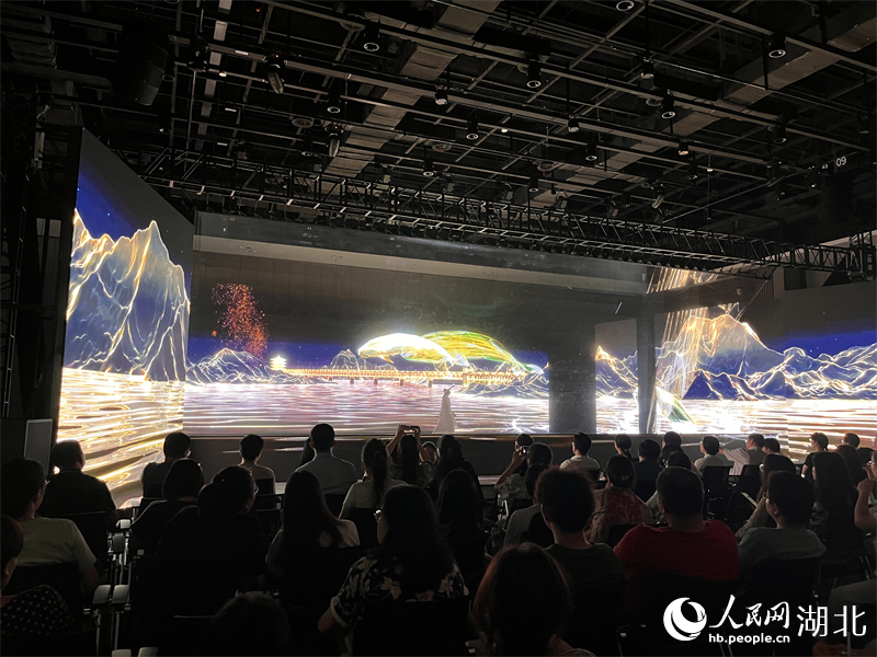 武漢長江大橋、黃鶴樓、江豚等充滿荊楚元素畫面呈現(xiàn)眼前。人民網(wǎng)記者 張雋攝