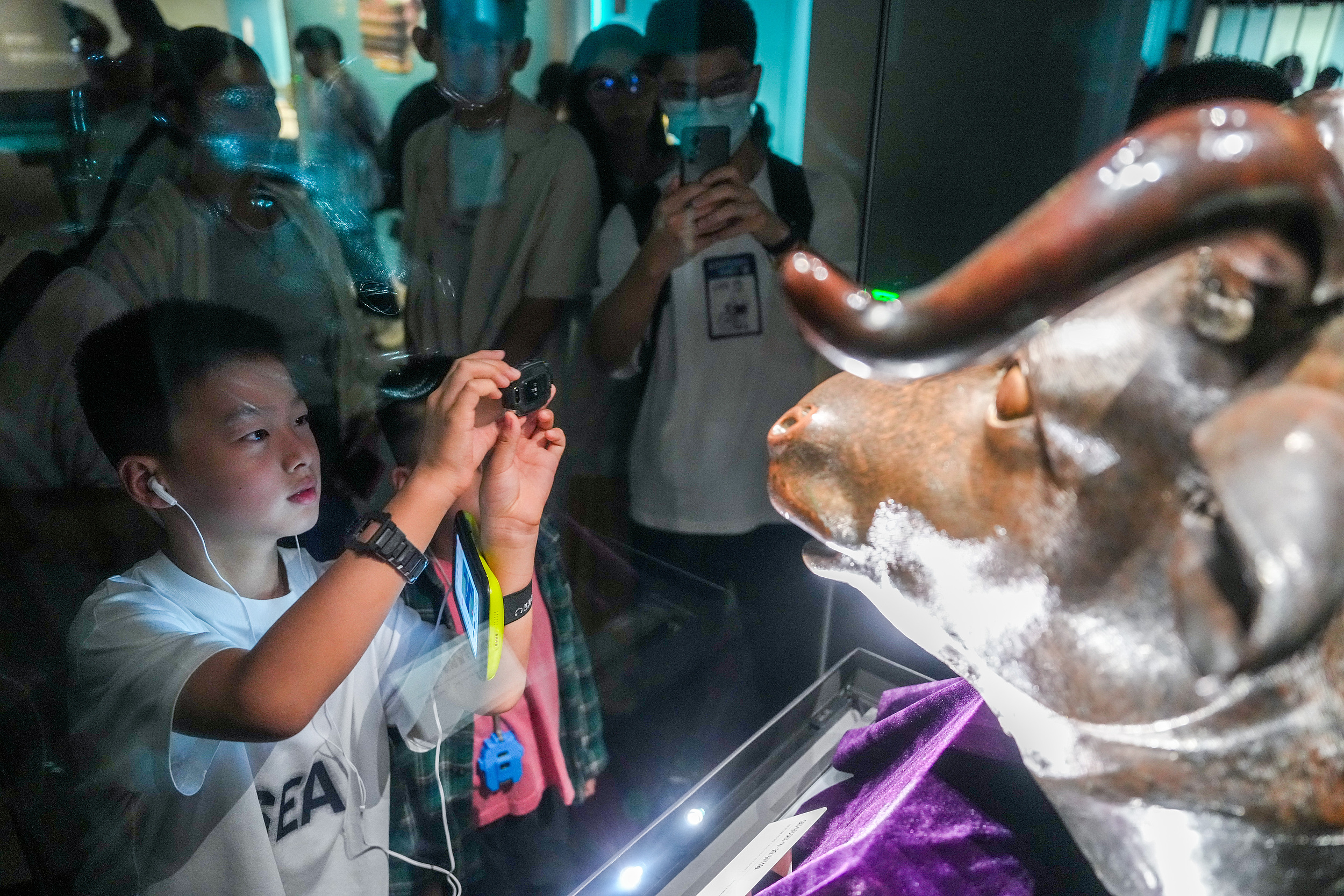 2025年6月，參加研學(xué)游的孩子在安徽博物院蜀山館參觀圓明園牛首銅像。（圖片來源：視覺中國(guó)）