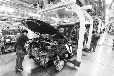 某新能源汽車智能制造基地總裝車間，工作人員正在工作。新華社記者 李博 攝