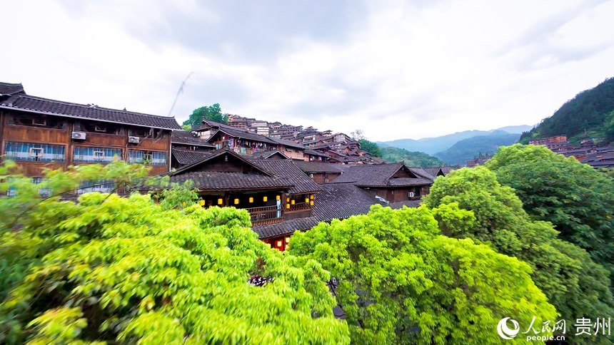 6 穿越機(jī)視角下的西江千戶苗寨。人民網(wǎng)記者 涂敏 攝