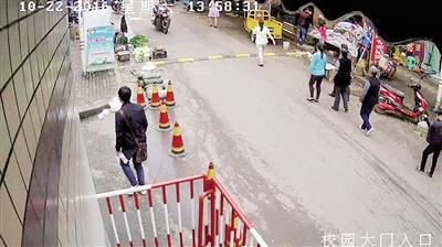 雙橋入室盜竊案，監(jiān)控視頻截圖紅圈處為犯罪嫌疑人。 本報(bào)記者 雷鍵 通訊員 葉文廣 攝