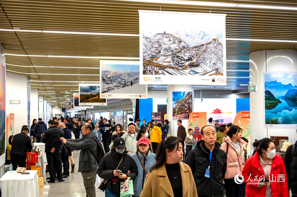 “相約忻州·盡享冬韻”暨“乘地鐵游山西”主題攝影展（忻州）在太原地鐵長風(fēng)街站啟幕。