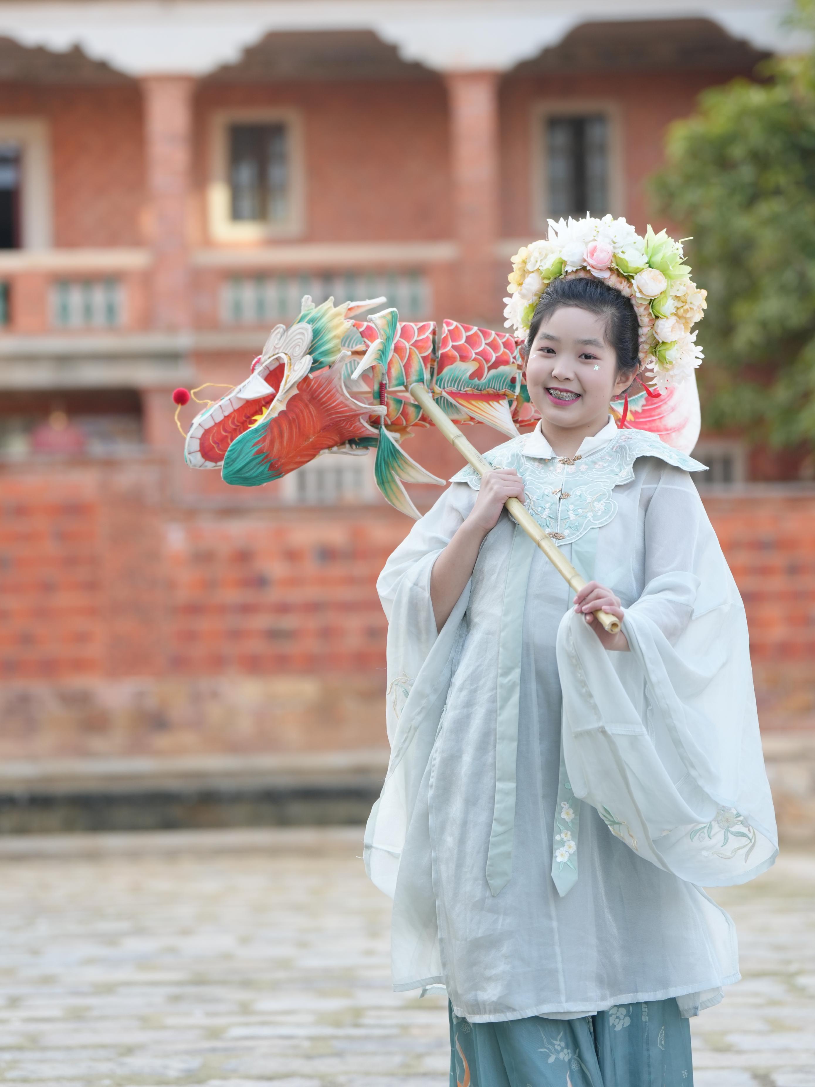 在泉州，沈女士為女兒拍下頭戴簪花的照片。受訪者供圖