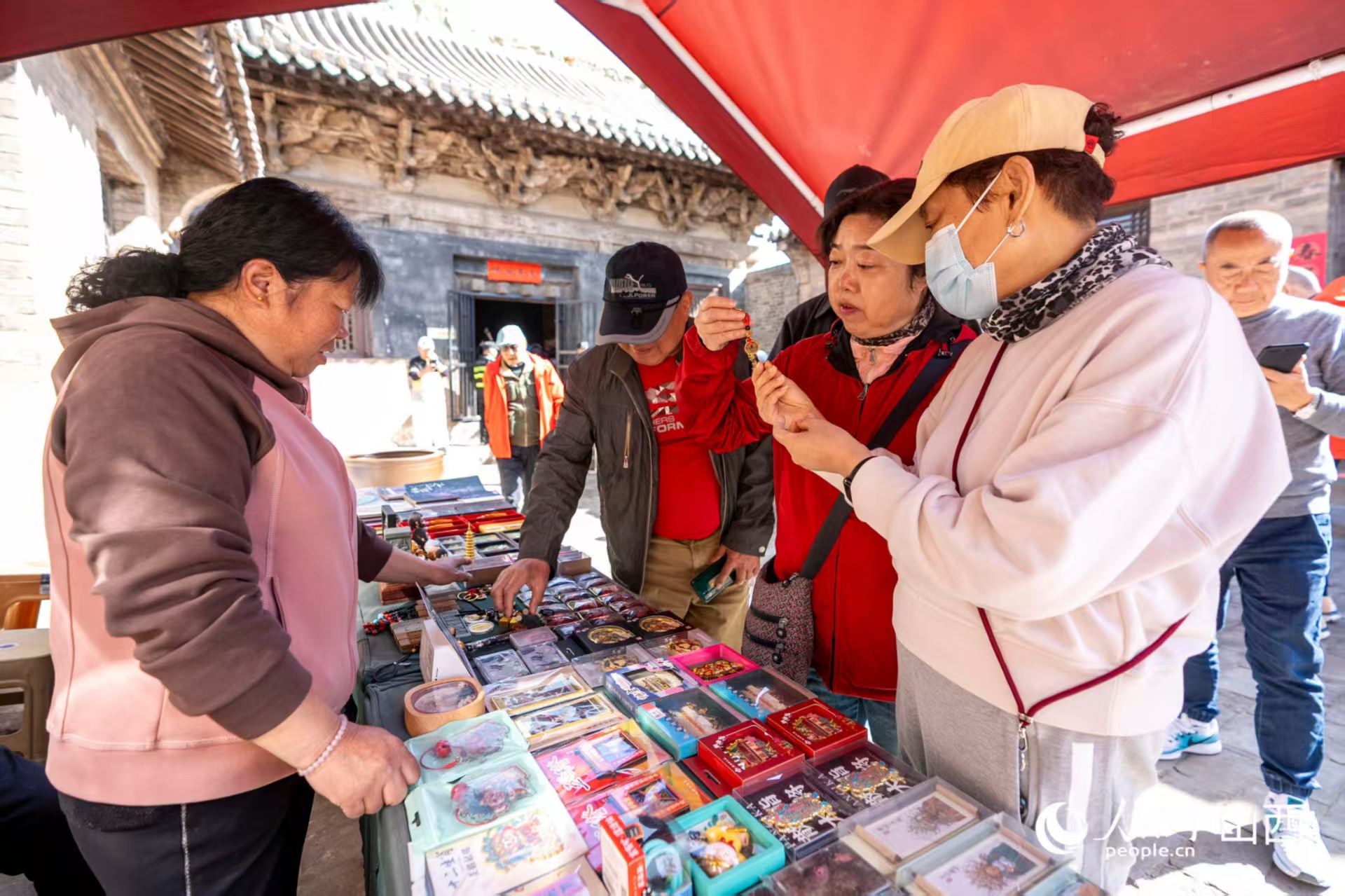 游客在山西省高平市鐵佛寺選購文創(chuàng)產(chǎn)品。人民網(wǎng)記者 盧鵬宇攝