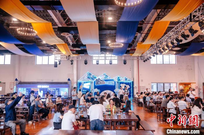 圖為基地內(nèi)的慕尼黑餐廳?！±钅宪?攝