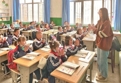 2023年5月，西北師范大學學生在新疆阿克蘇地區(qū)溫宿縣吐木秀克鎮(zhèn)第一小學實習支教。 卓杰攝