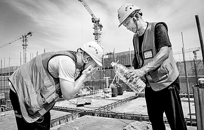 近日，多地迎來(lái)高溫天氣，圖為中鐵十二局工人在河北雄安新區(qū)大河片區(qū)安置房項(xiàng)目建設(shè)現(xiàn)場(chǎng)洗臉解暑。 新華社發(fā)