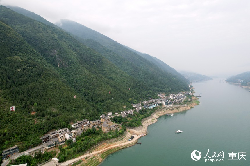 位于長(zhǎng)江南岸的三峽里·竹枝村。人民網(wǎng)記者 劉政寧攝