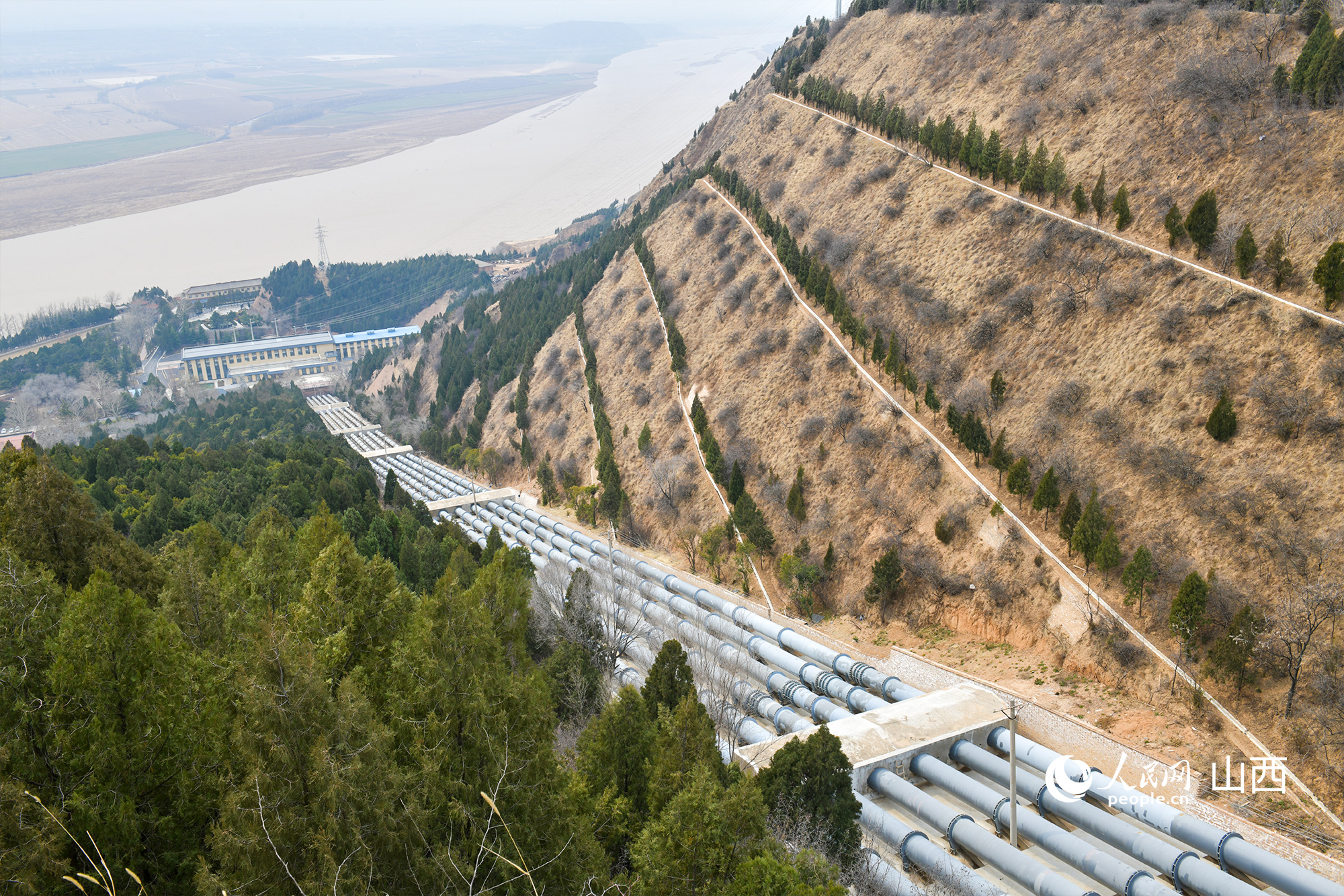 大禹渡灌區(qū)6條約700米的管道將黃河水引上旱塬。人民網(wǎng)記者 焦搏文攝