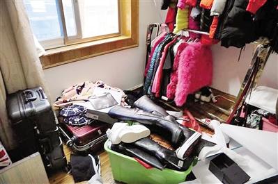 警方在犯罪嫌疑人住所查獲贓物。