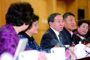 3月8日，全國政協(xié)舉行教育界別聯(lián)組會(huì)議，教育部部長袁貴仁右三到會(huì)聽取建議。