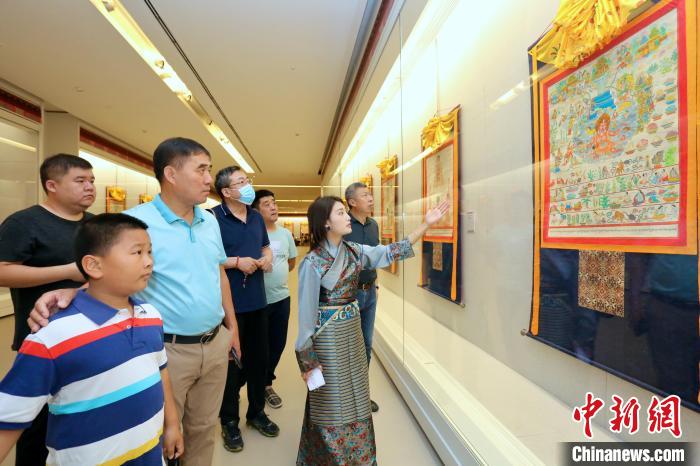 “藏韻瑰寶”藏醫(yī)四部醫(yī)典唐卡珍品展現(xiàn)場?！⒖∩n 攝