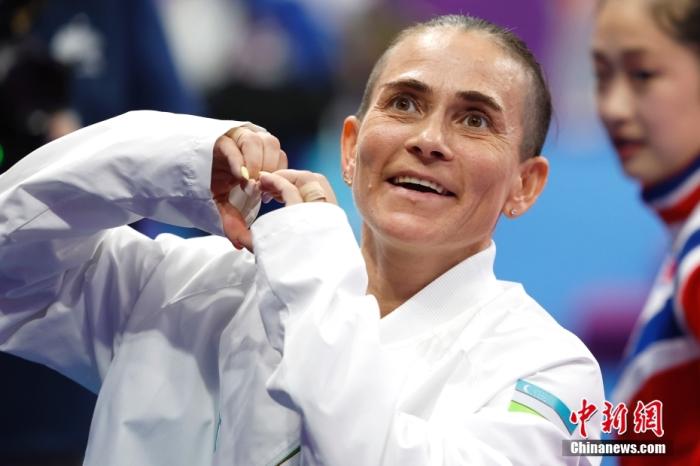 資料圖：9月28日，杭州第19屆亞運(yùn)會競技體操女子跳馬決賽在黃龍體育中心體育館舉行。烏茲別克斯坦選手丘索維金娜以13.383分獲得該項目第四名。圖為丘索維金娜在賽后向觀眾比心。<a target='_blank' href='/'>中新社</a>記者 富田 攝