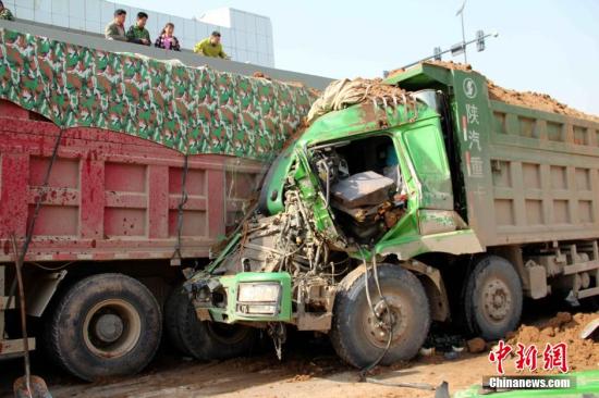 資料圖:渣土車追尾事故。張一辰 攝