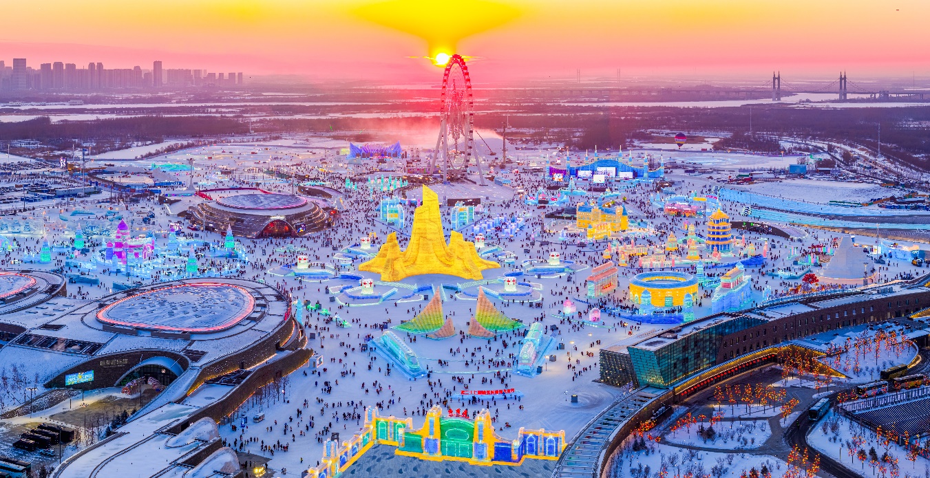 哈爾濱冰雪大世界迎來(lái)“開(kāi)門(mén)紅”。人民網(wǎng)記者 蘇靖剛攝