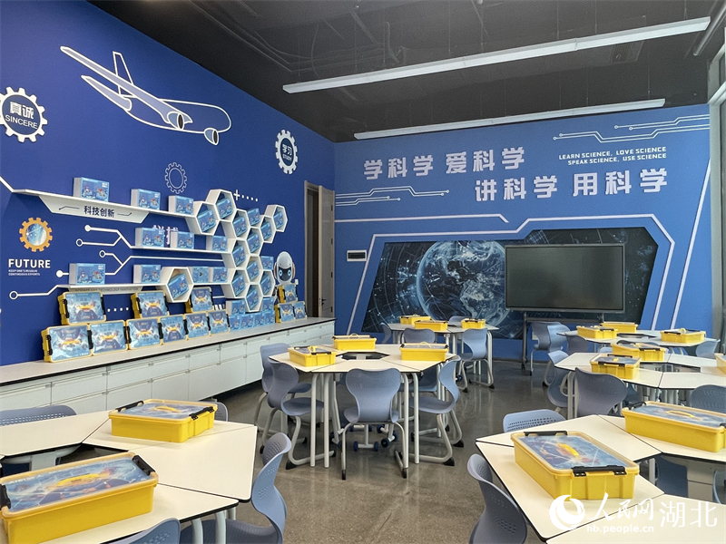 “夢幻靈境”AI展演中心研學教室。人民網(wǎng)記者 周恬攝