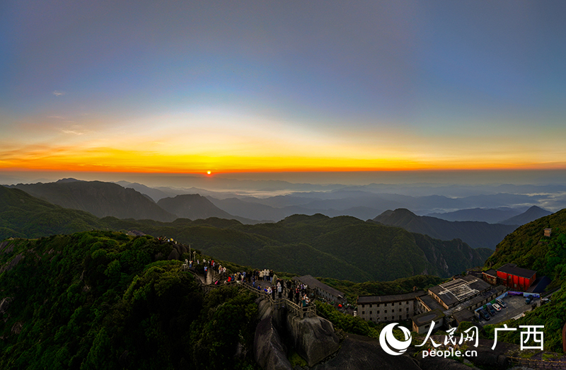 紅日破云而出。人民網(wǎng) 雷琦竣攝