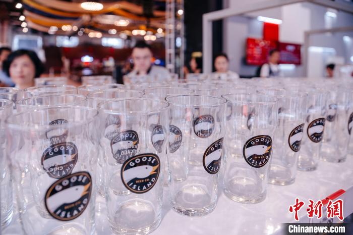 基地內(nèi)，各式啤酒文化周邊產(chǎn)品在出售?！±钅宪?攝