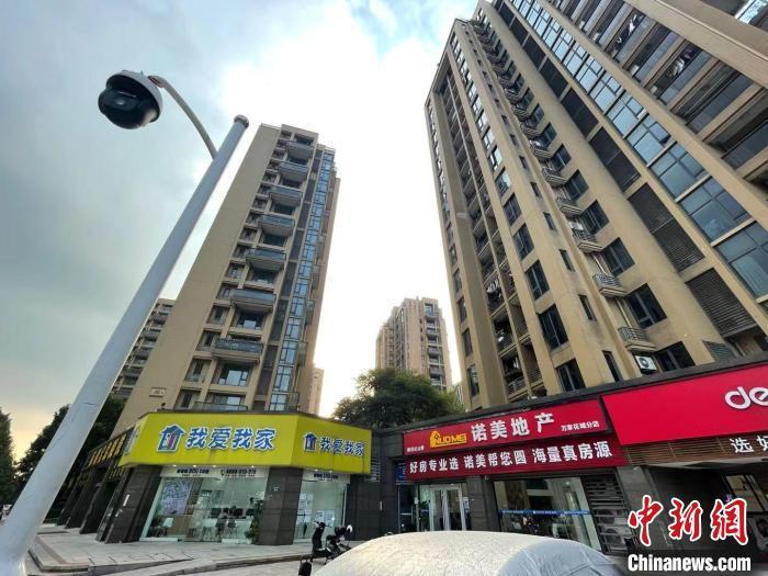 多家房地產(chǎn)中介。 蘇婷 攝