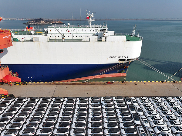 在江蘇省連云港，中國(guó)生產(chǎn)的汽車(chē)正加緊裝船出口海外。