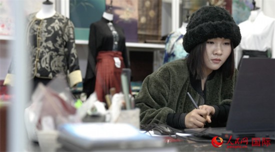 1月23日，在山東省菏澤市曹縣有愛云倉直播基地，張子晨正在設(shè)計漢服。 人民網(wǎng)記者 袁蒙攝
