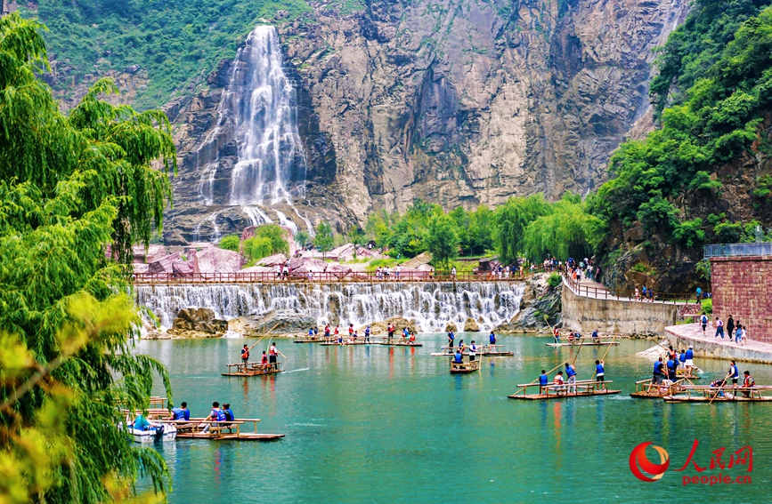 泛舟水上，成為酷熱夏季的一個(gè)避暑良方。人民網(wǎng)記者 王佩攝