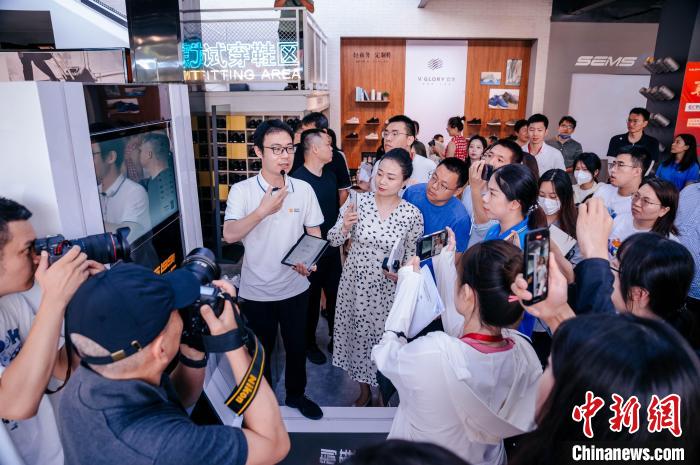 定制示范工廠可從腳型測(cè)量?jī)x采集數(shù)據(jù)，按需進(jìn)行“私人訂制”。　李南軒 攝