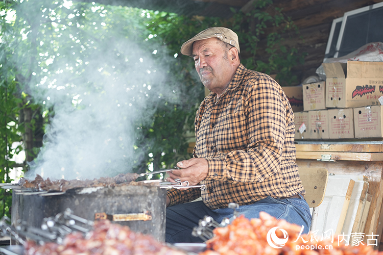 孫金花家庭小院內，正在烤制肉串。人民網(wǎng)記者 李睿攝