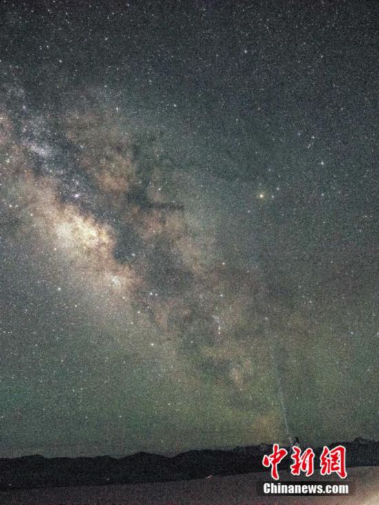 圖為6月20日晚游客在西藏阿里暗夜公園，與銀河“合影”。曹枝清 攝