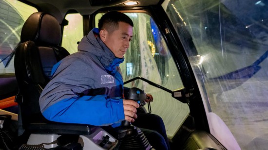 吉林市松花湖滑雪度假區(qū)內，工作人員正駕駛壓雪車平整雪道。新華社記者 唐成卓 攝