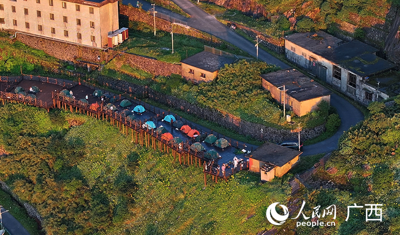 山頂露營區(qū)。人民網(wǎng) 雷琦竣攝