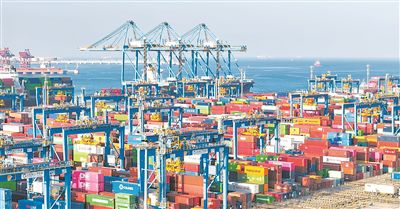 “新泉州”輪在山東港口青島港自動化碼頭（三期）的作業(yè)現(xiàn)場。山東港口青島港供圖