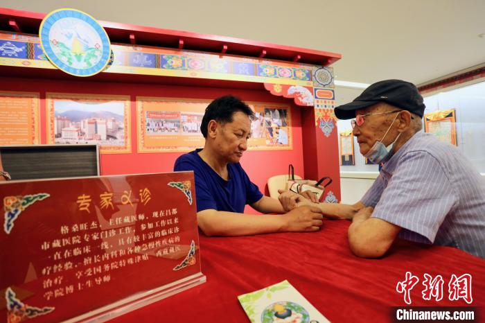 “藏韻瑰寶”藏醫(yī)四部醫(yī)典唐卡珍品展在天津美術館展出，展覽現(xiàn)場藏醫(yī)專家義診受歡迎?！⒖∩n 攝