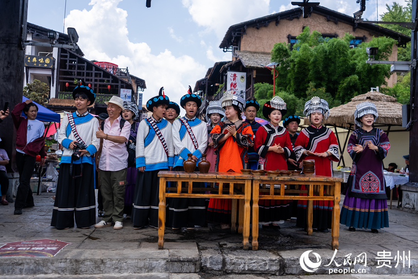 海坪文化小鎮(zhèn)里熱情的彝家“攔門酒”。人民網(wǎng)記者 涂敏攝