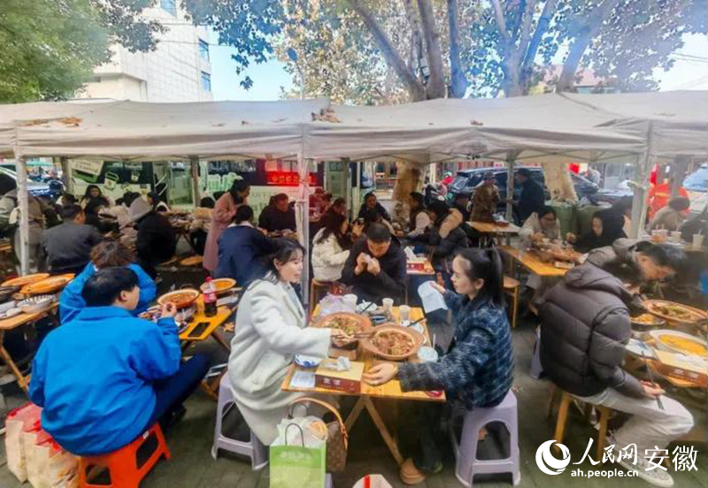 迎春街上，游客們品嘗廣德燉鍋。人民網(wǎng)記者 王銳攝