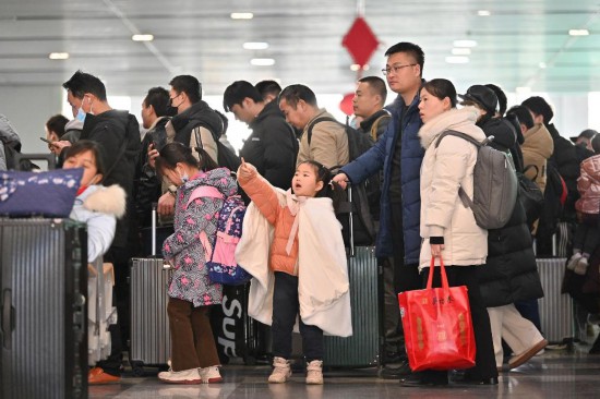 2月3日，家長帶領(lǐng)小朋友在北京豐臺站排隊(duì)檢票。新華社記者 宋為偉 攝