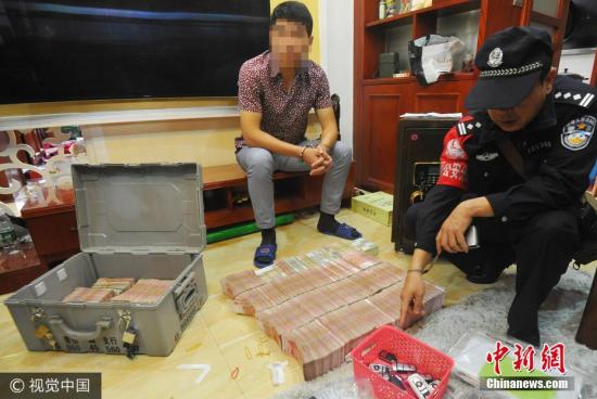 廣西南寧警方8月21日通報,當?shù)亟粘晒善粕姘附痤~15.19億元人民幣的特大傳銷案件。圖為當場繳獲的成捆現(xiàn)金。 圖片來源:視覺中國