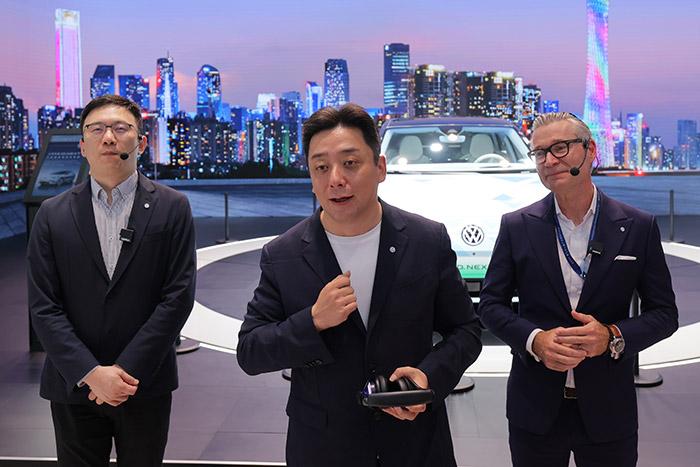 11月17日，上汽大眾汽車有限公司銷售與市場(chǎng)執(zhí)行副總經(jīng)理、上海上汽大眾汽車銷售有限公司總經(jīng)理俞經(jīng)民(中間)參加廣州車展展臺(tái)活動(dòng)。 上汽大眾 供圖