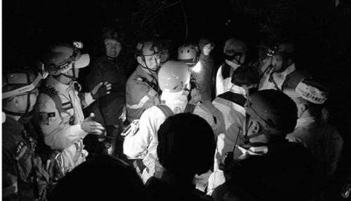 救援隊在龍山搜尋。