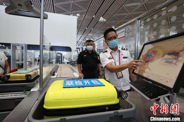 6月25日，在?？诿捞m國際機(jī)場T2航站樓，工作人員對完成改造的設(shè)備進(jìn)行模擬測試?！∈Y啟明 攝
