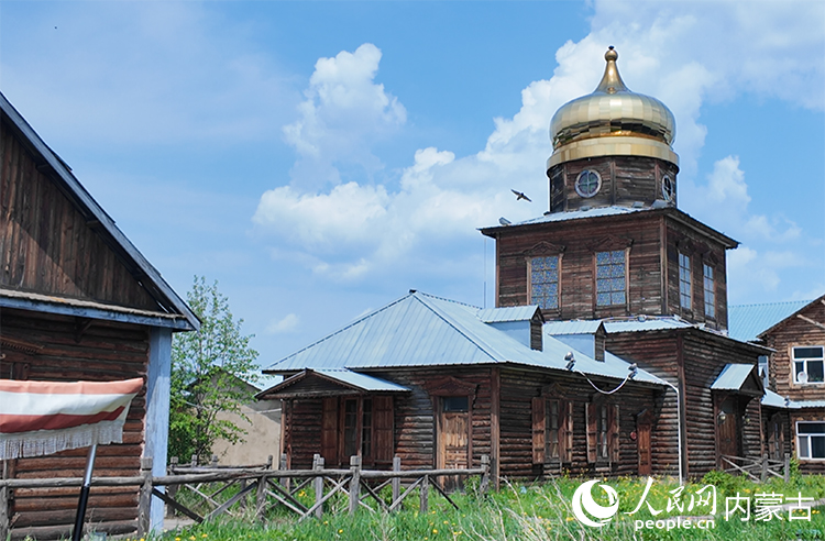 頗具特色的“木刻楞”房屋。人民網(wǎng)記者 齊浩男攝
