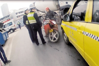 交巡警發(fā)現(xiàn)張師傅還是酒駕。 本報記者 甘俠義 攝