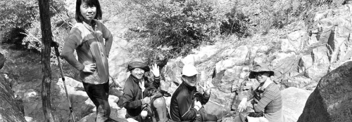 近日，資深驢友隨哥組織驢友到濟(jì)南仲宮太甲山游玩。圖為驢友正在山路上休息。隨哥供圖