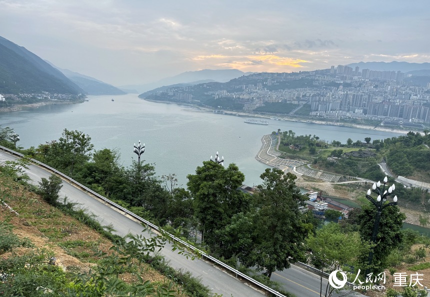 從巫山縣龍門街道江村遠(yuǎn)眺，左側(cè)為三峽里·竹枝村，右側(cè)為巫山縣城。人民網(wǎng)記者 劉政寧攝