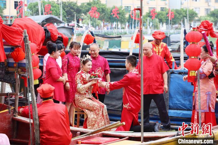 連家船民婚俗秀之迎親禮和成親禮?！×珠派?攝