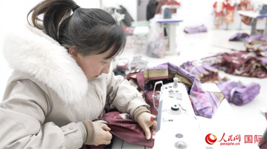 1月24日，在山東省菏澤市曹縣大集鎮(zhèn)云牧服飾有限公司，高燕正在縫制馬面裙。 人民網(wǎng)記者 袁蒙攝